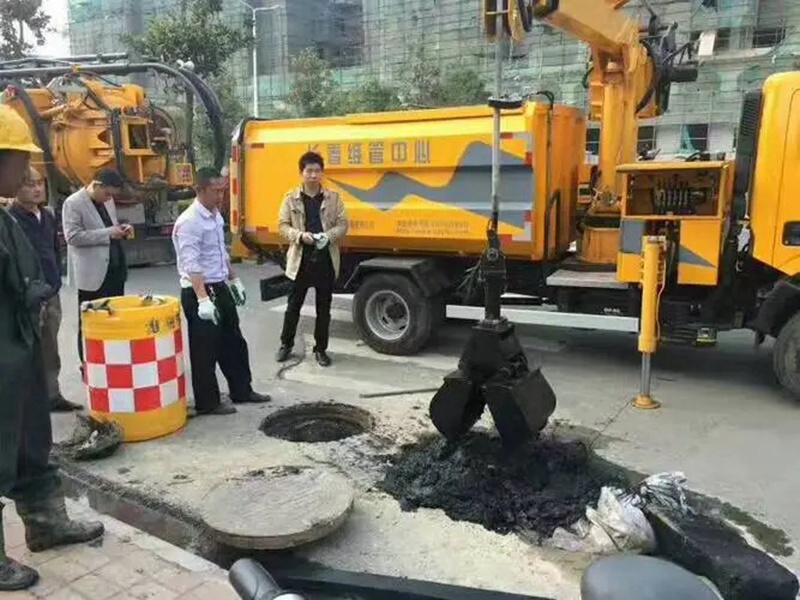 大同街道：网格员化身“清道夫”，为民解忧疏通“堵心”化粪池